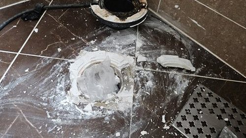 부여군 누수탐지 욕실 바닥 배수구와 타일 줄눈 주변을 점검하는 모습