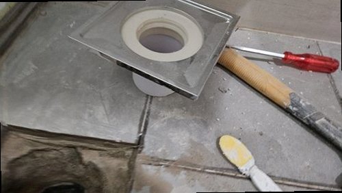 부여군 누수탐지 욕실 벽 얼룩과 배관 점검 현장