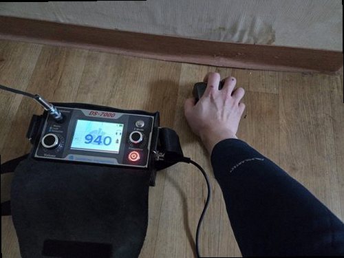 부여군 누수탐지 벽면 얼룩 가장자리를 표시해 둔 점검 장면